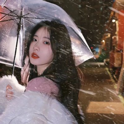 庭院里的女人